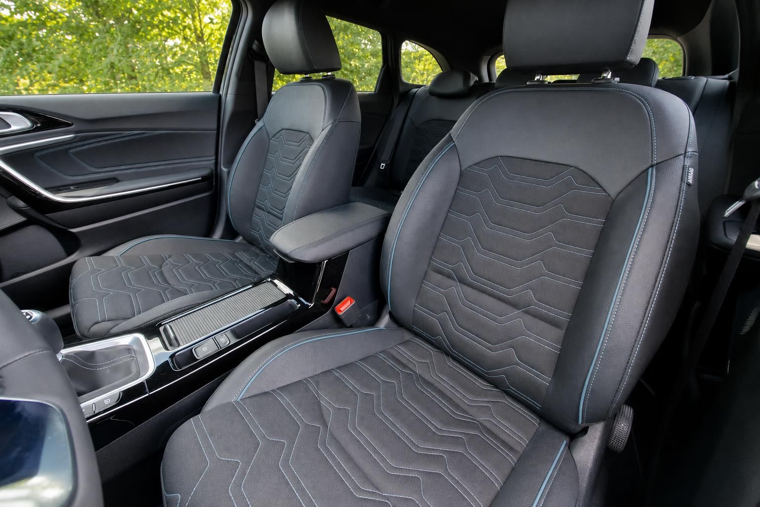 Kia Ceed Innenraum vordere Sitze grau mit Steppung - Ausstattung Detail