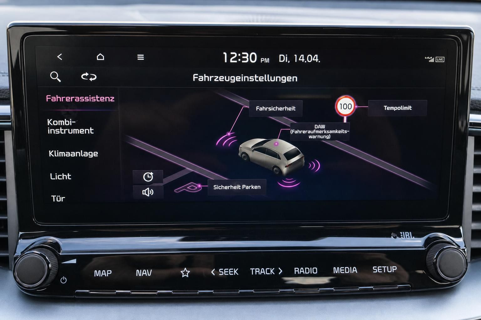 Fahrzeug Infotainment Display mit Fahrerassistenz-Menü und Einstellungen