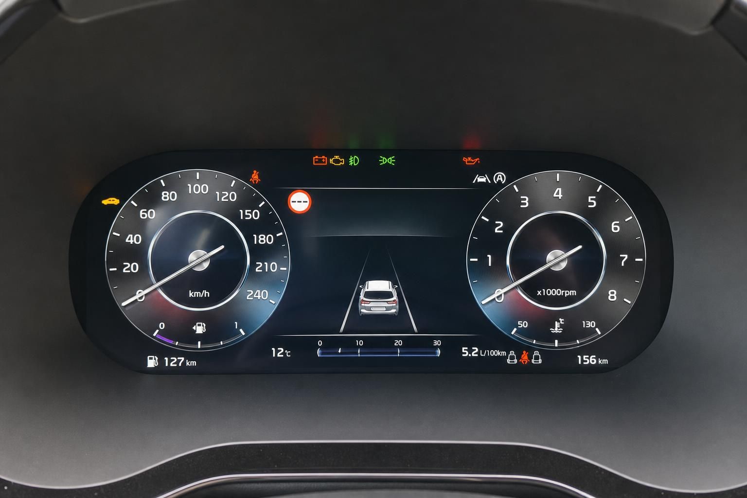 Digitales Kombiinstrument mit Tachometer, Drehzahlmesser und Fahrassistenzsymbolen