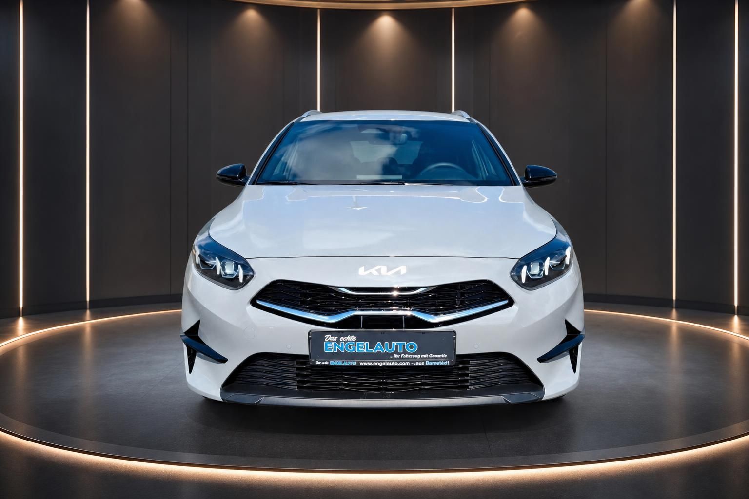 Kia Ceed Frontansicht in Weiß - modernes Design mit charakteristischem Kühlergrill und LED-Tagfahrlicht