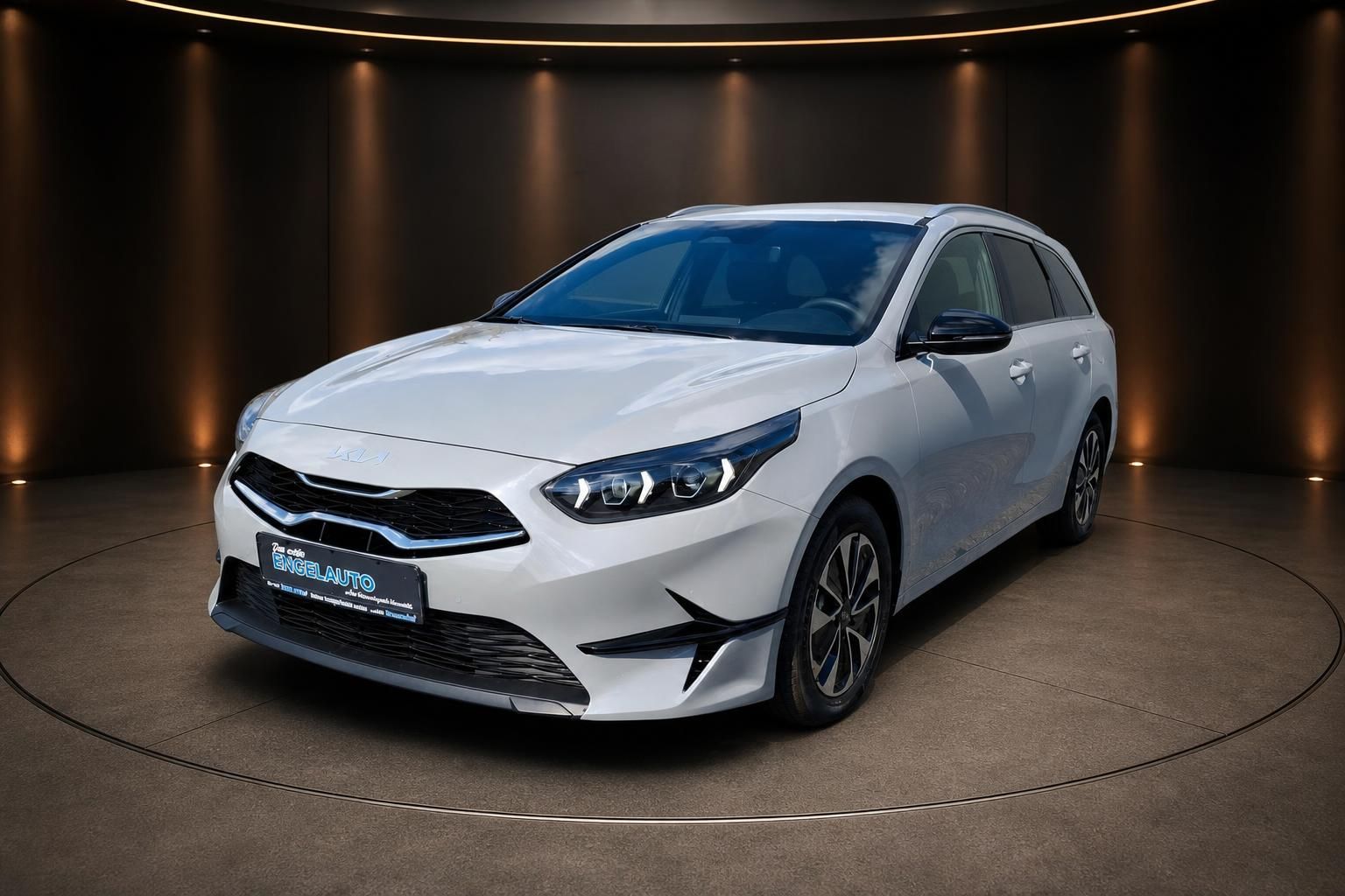 Weißer Kia Ceed Sportswagon Schrägansicht vorne - elegantes Kompaktfahrzeug mit sportlichen Akzenten