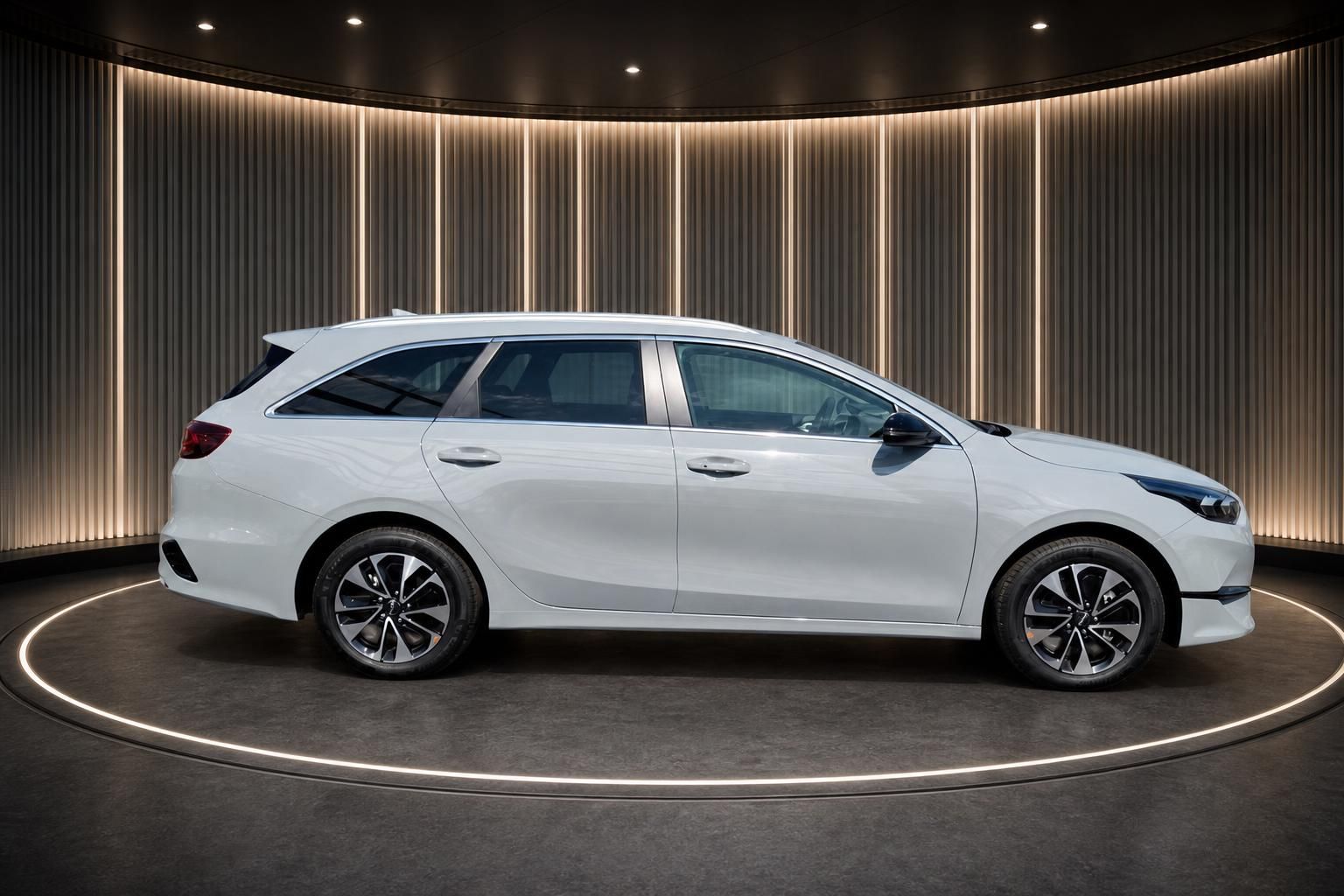 Kia Ceed Sportswagon Seitenansicht - weißer Kombi mit schwarzen Spiegelkappen und modernen Felgen