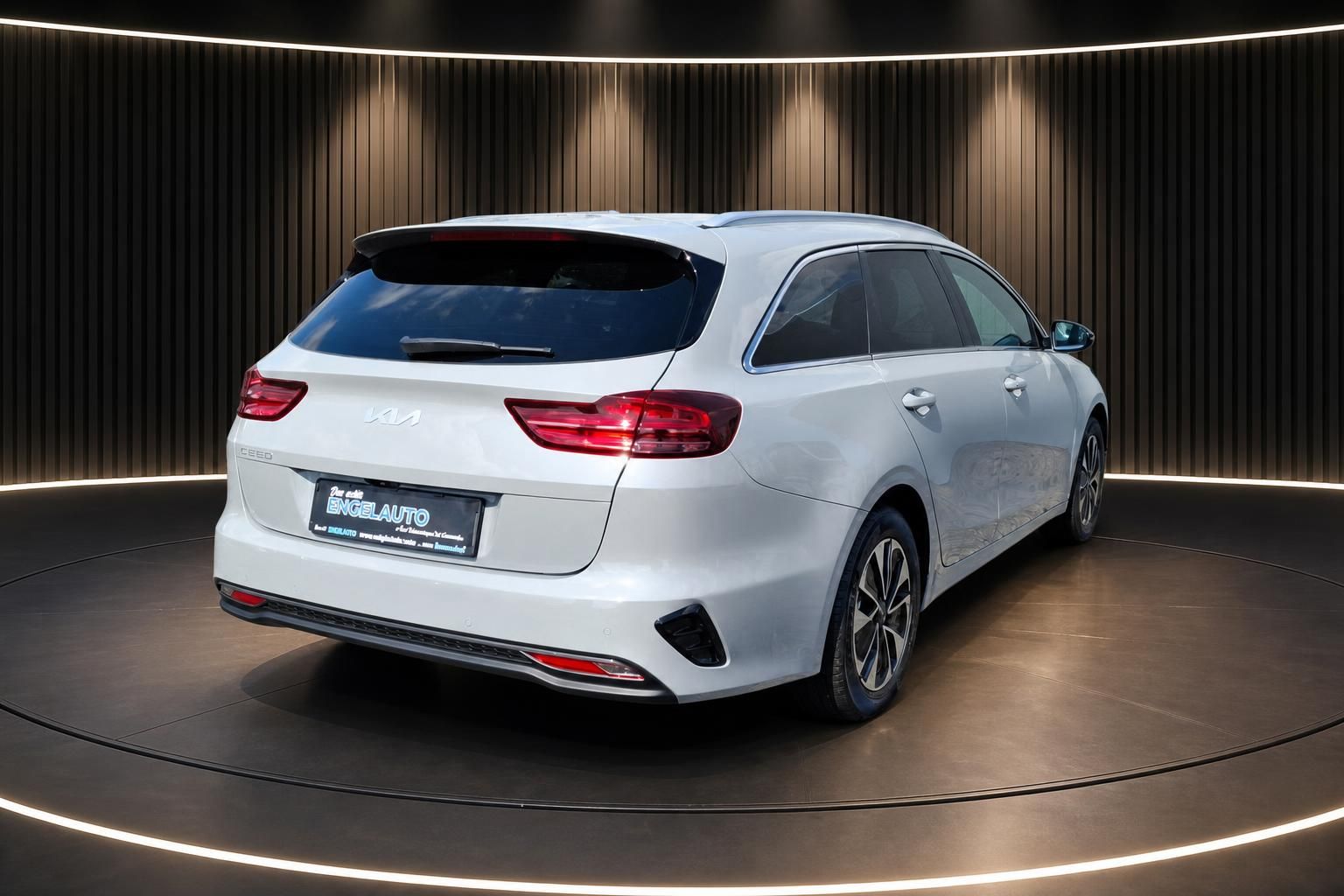 Kia Ceed Heckansicht in Weiß - Sportswagon mit LED-Rückleuchten und elegantem Dachspoiler