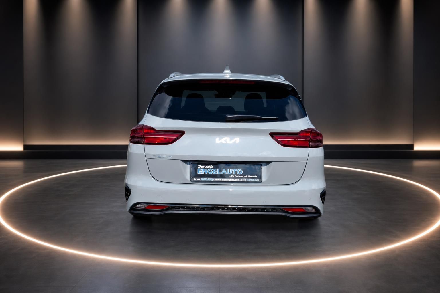 Kia Ceed Sportwagon weiß Heckansicht im Showroom - Gebrauchtwagen