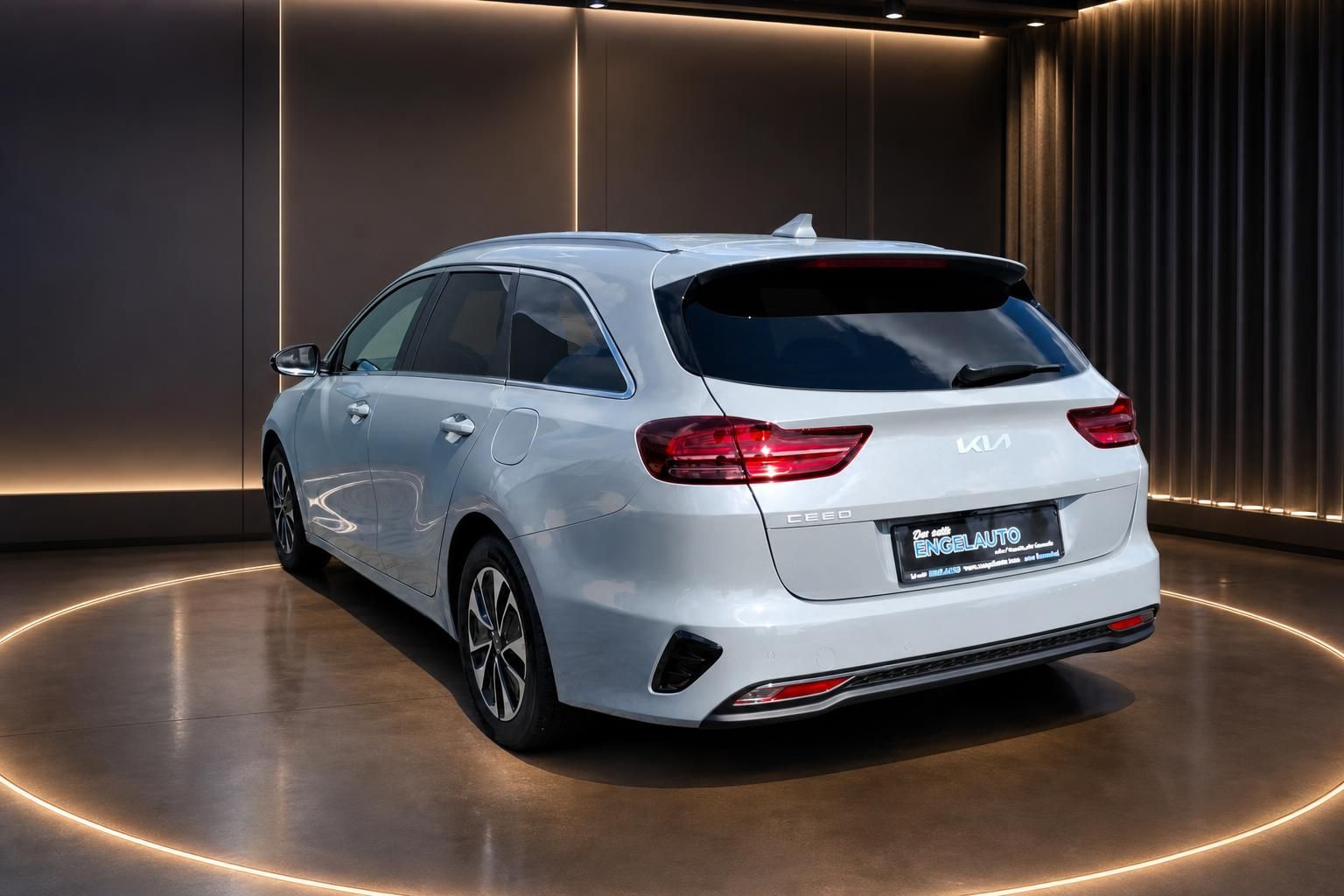 Kia Ceed Sportwagon weiß Heck seitlich links im Autohaus