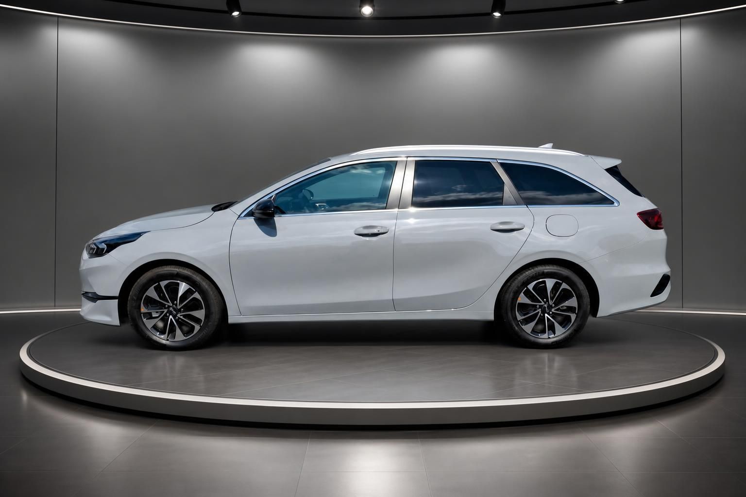 Kia Ceed Sportwagon weiß Seitenansicht links auf Drehbühne im Studio