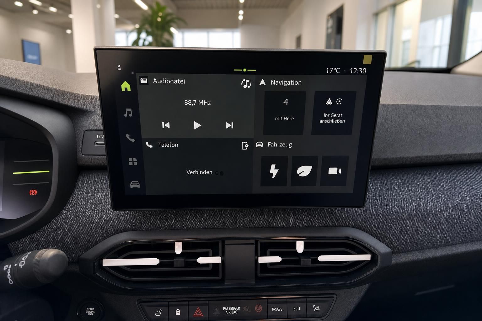 Touchscreen-Infotainmentsystem mit Navigation und Telefonfunktion im Cockpit