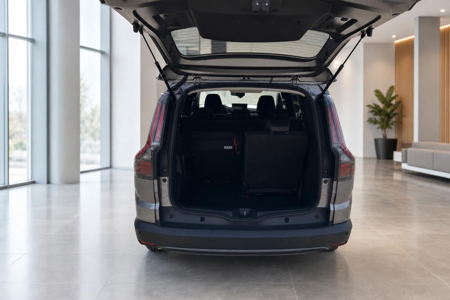 SUV mit geöffneter Heckklappe und umgeklappten Sitzen im Autohaus