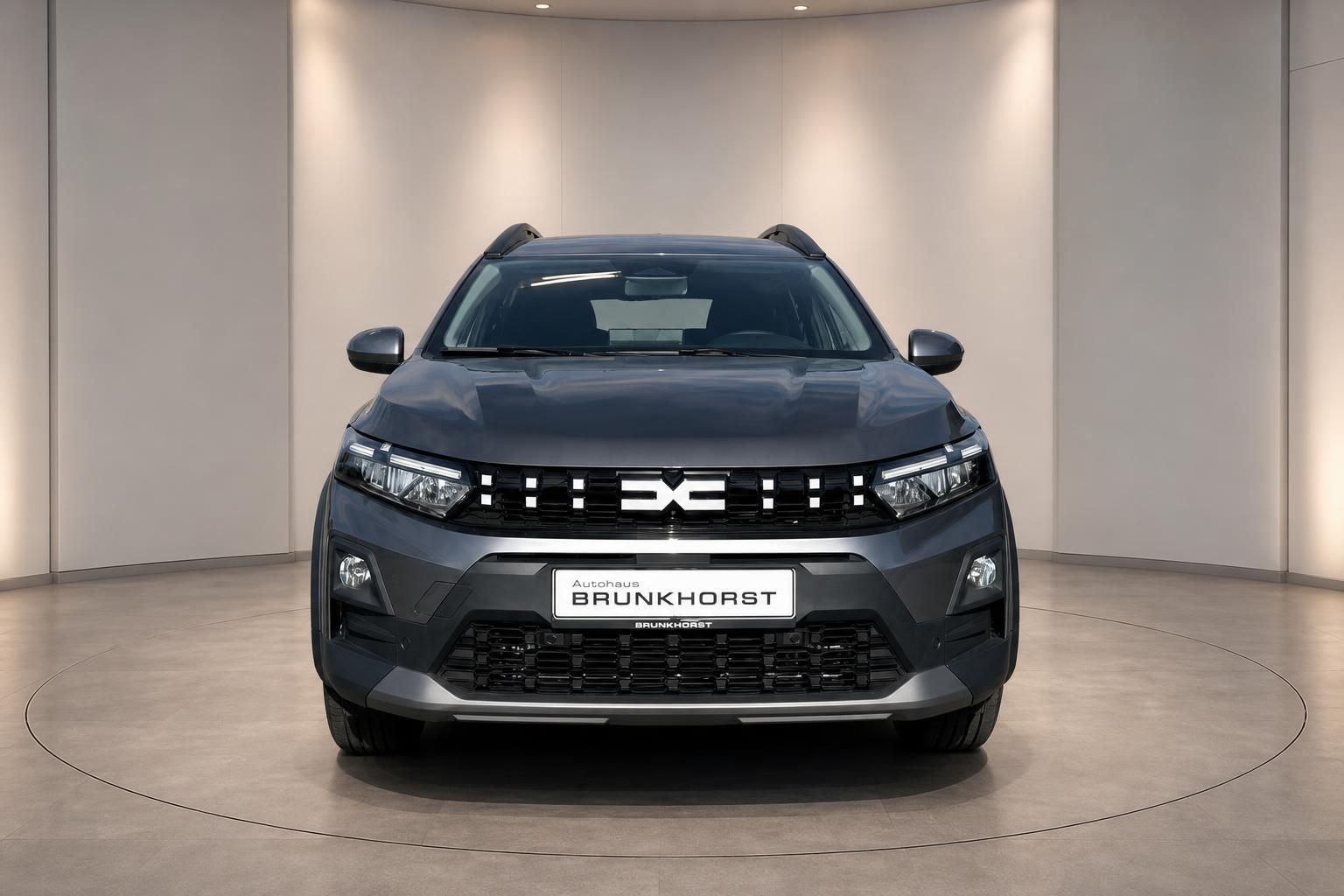 Dacia Jogger Frontansicht grau auf Drehbuehne im Showroom