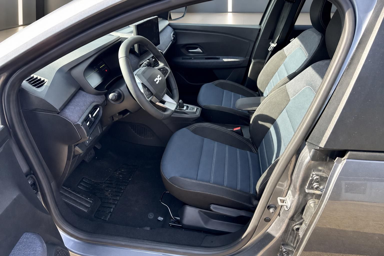 Dacia Jogger Vordersitze und Cockpit durch geoeffnete Tuer