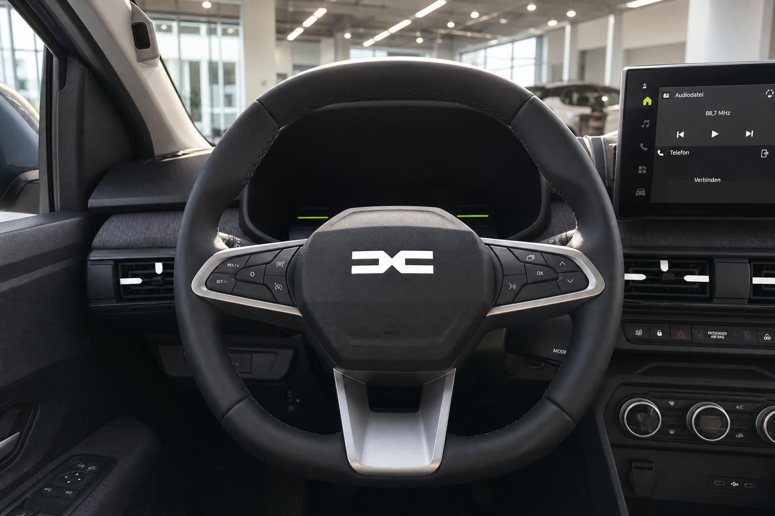 Lenkrad mit Multifunktionstasten und Infotainment-Display im Dacia Innenraum