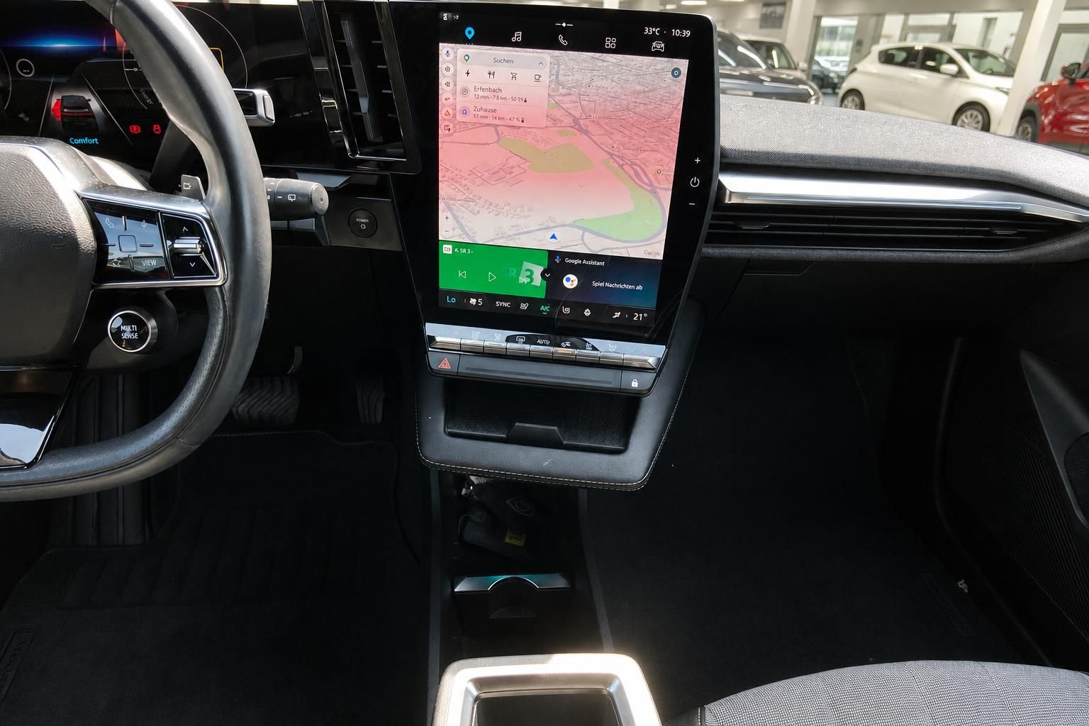 Cockpit mit Touchscreen-Navigation und Multifunktionslenkrad im Fahrzeuginnenraum