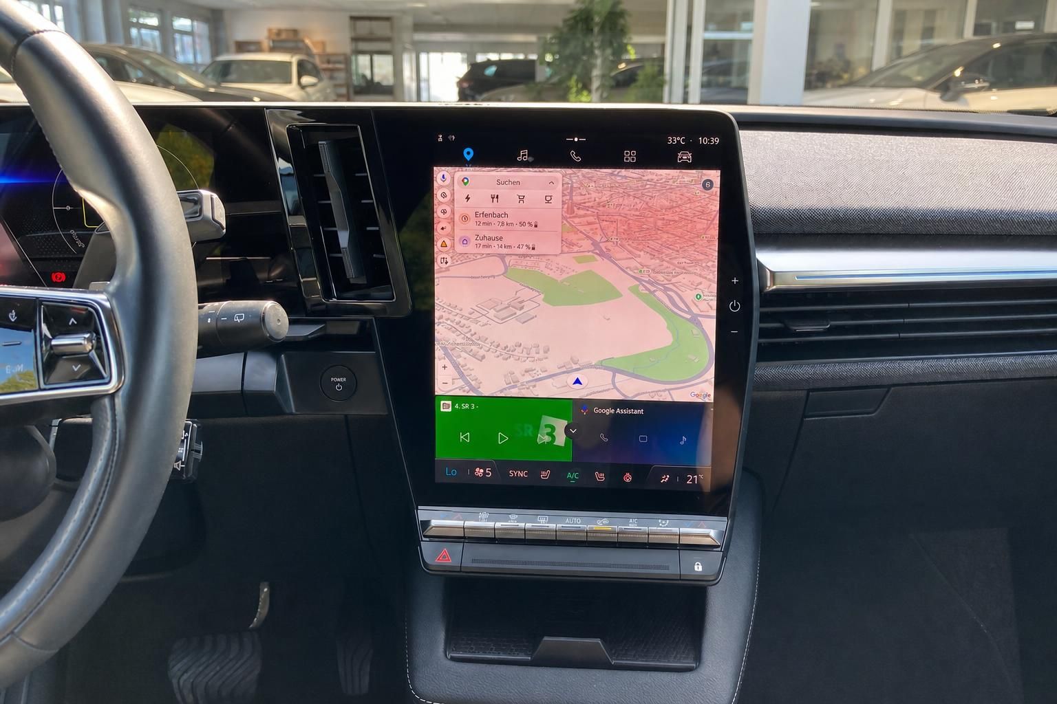 Infotainment-Display mit Navigationskarte im Renault Cockpit