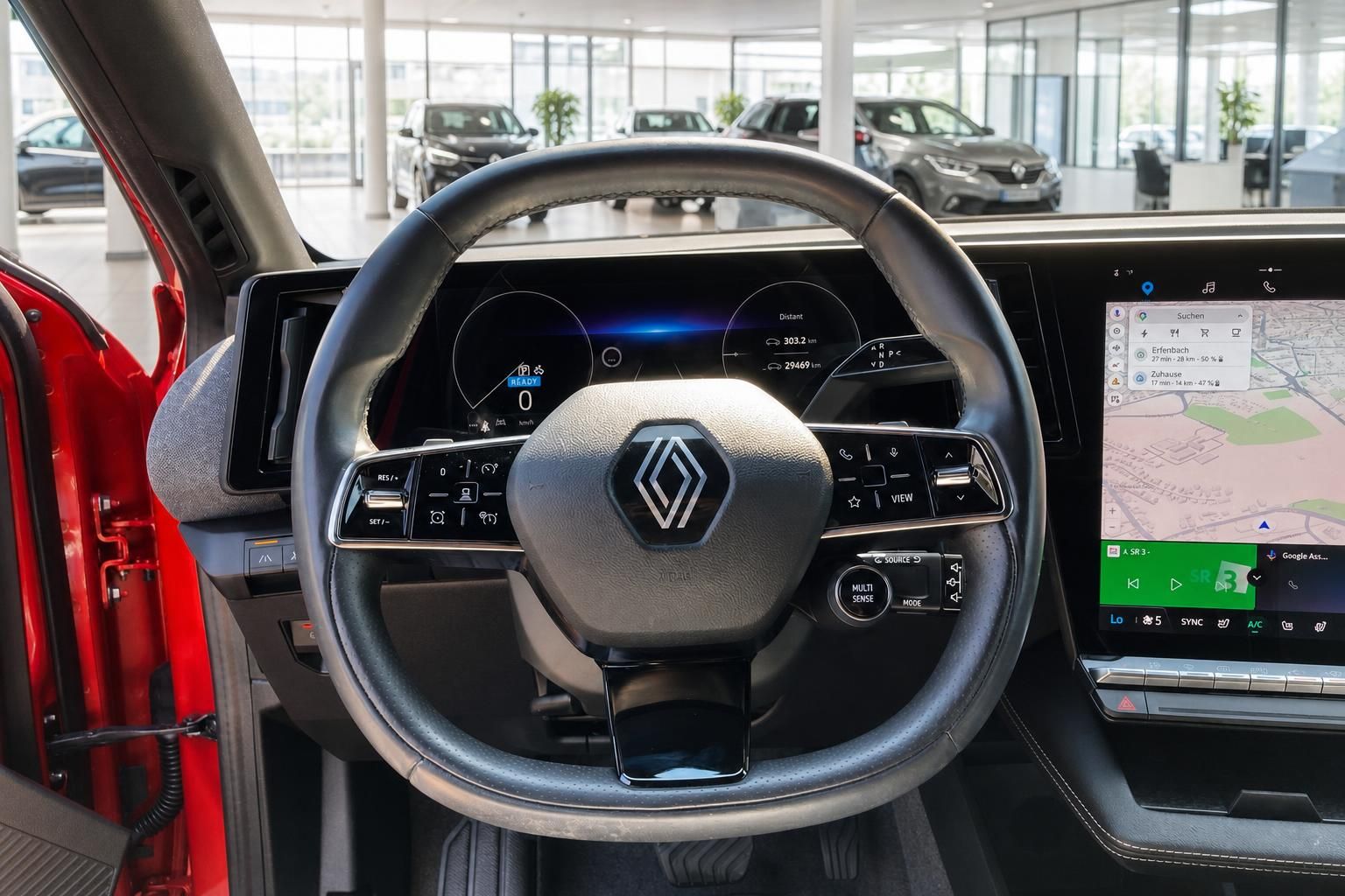Lenkrad mit Renault Logo und Cockpit-Ansicht im Innenraum