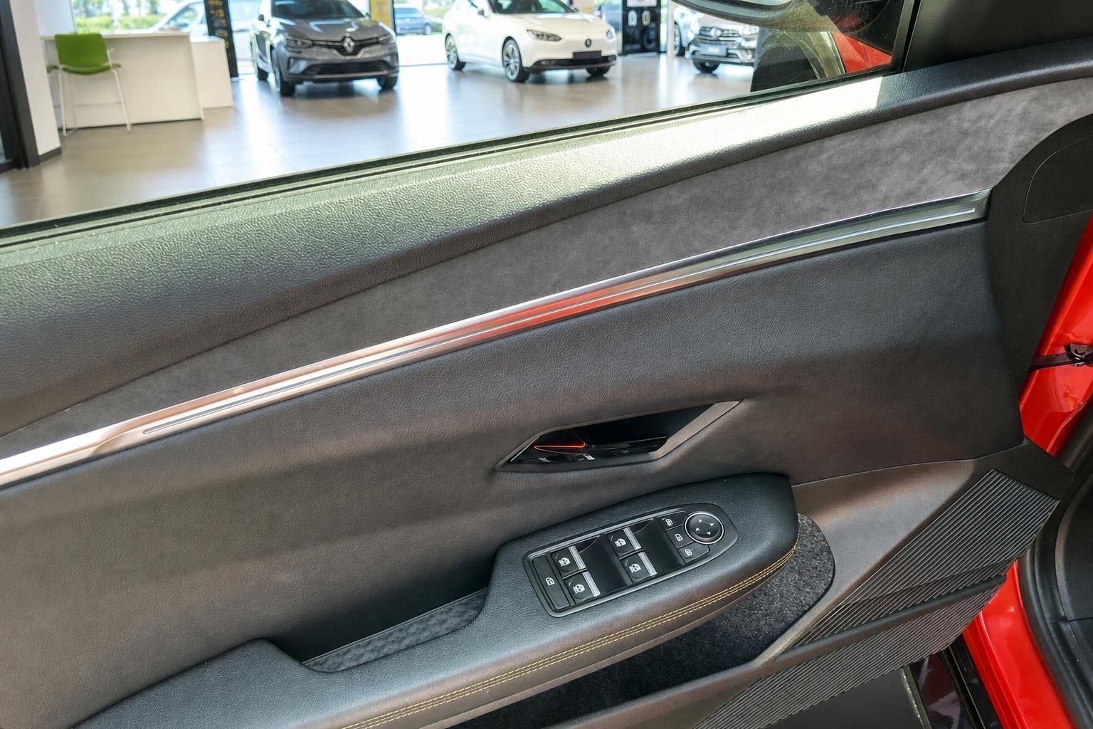 Türverkleidung mit Bedienelementen im roten Renault Innenraum