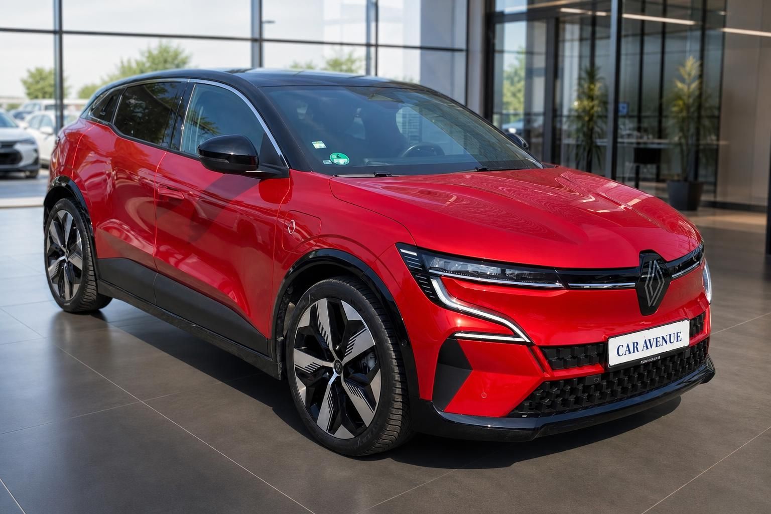 Renault Megane E-Tech rot Frontansicht schraeg im Showroom