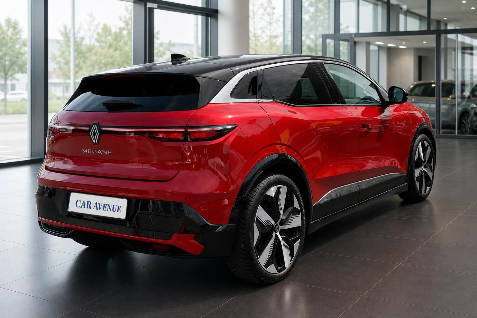 Renault Megane E-Tech rot Heck schraeg im Autohaus Showroom
