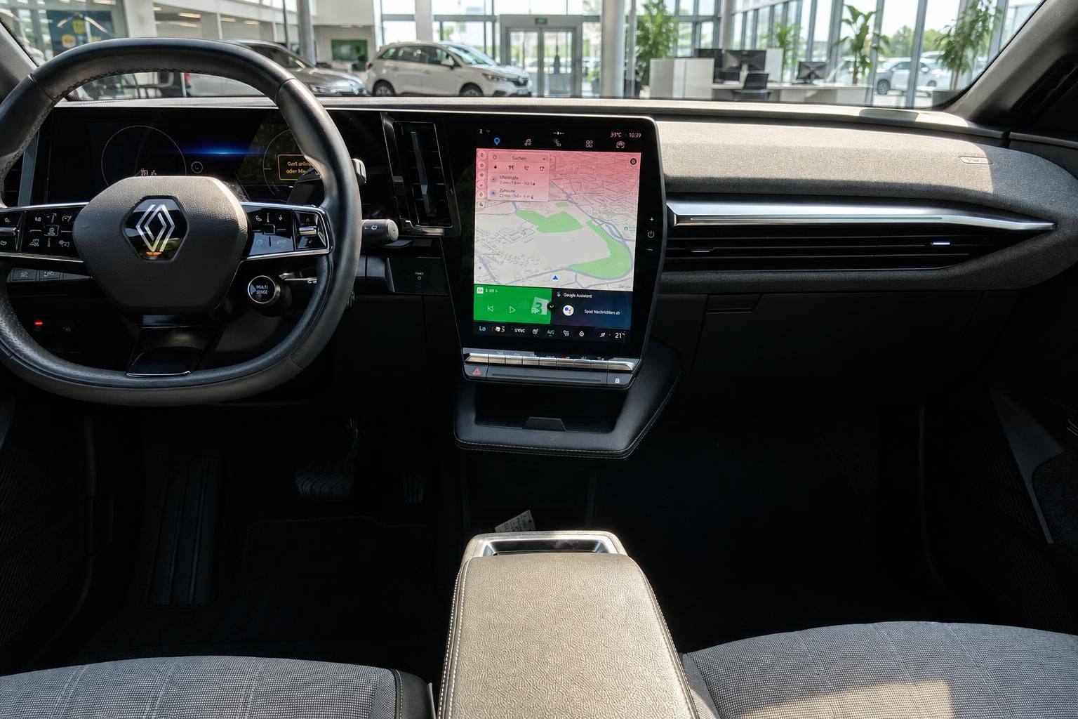 Renault Cockpit mit Lenkrad, Touchscreen-Navigation und Armaturenbrett