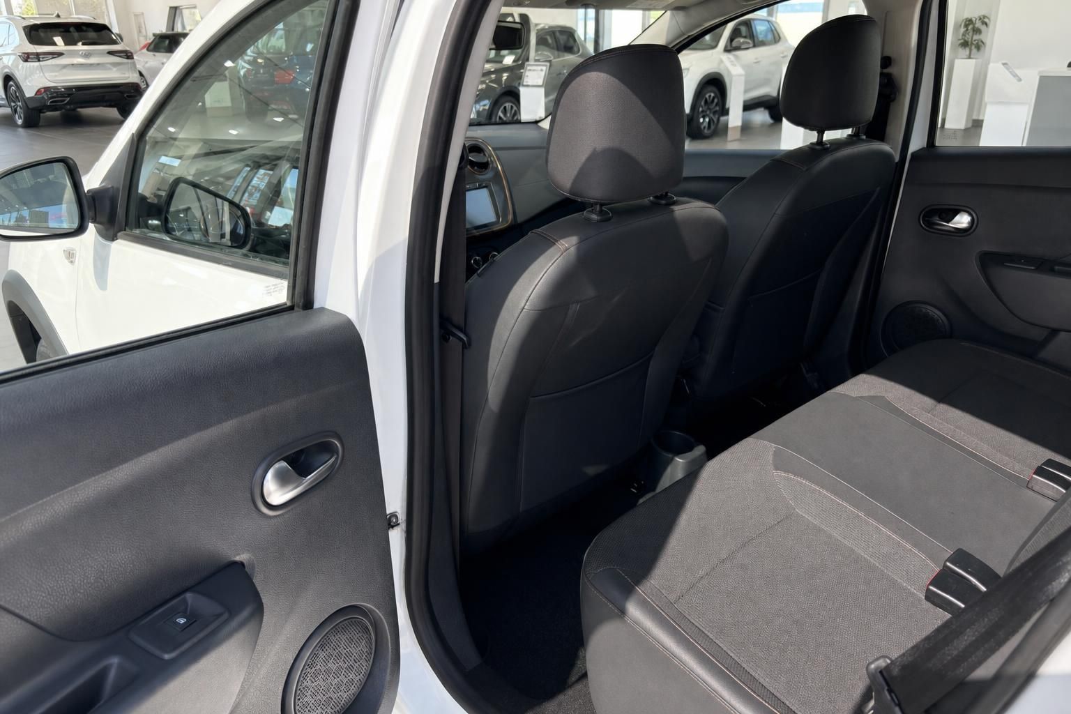 Dacia Fahrzeuginnenraum Rücksitze und Türverkleidung