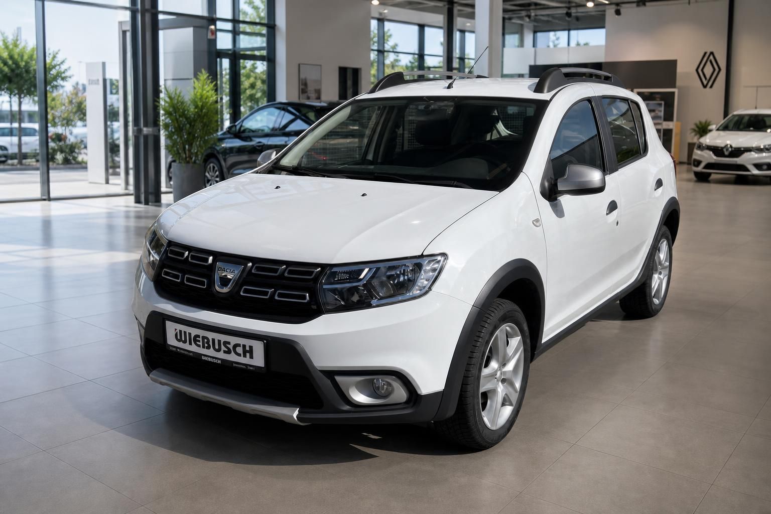 Weißer Dacia Sandero Stepway Frontansicht im Autohaus mit Dacia-Kühlergrill und LED-Scheinwerfern