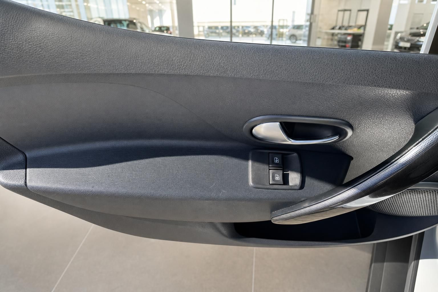Dacia Sandero Türverkleidung innen mit grauem Kunstleder, Fensterheberschaltern und Türgriff