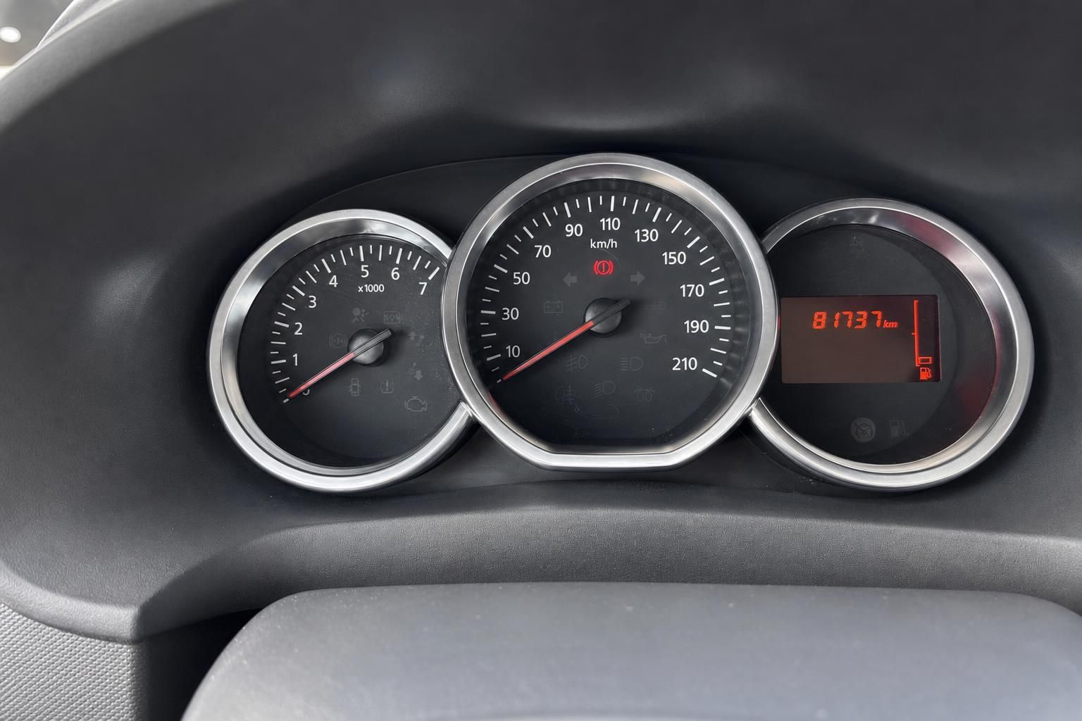 Dacia Sandero Armaturenbrett mit drei Rundinstrumenten, Drehzahlmesser, Tacho und rotem Display