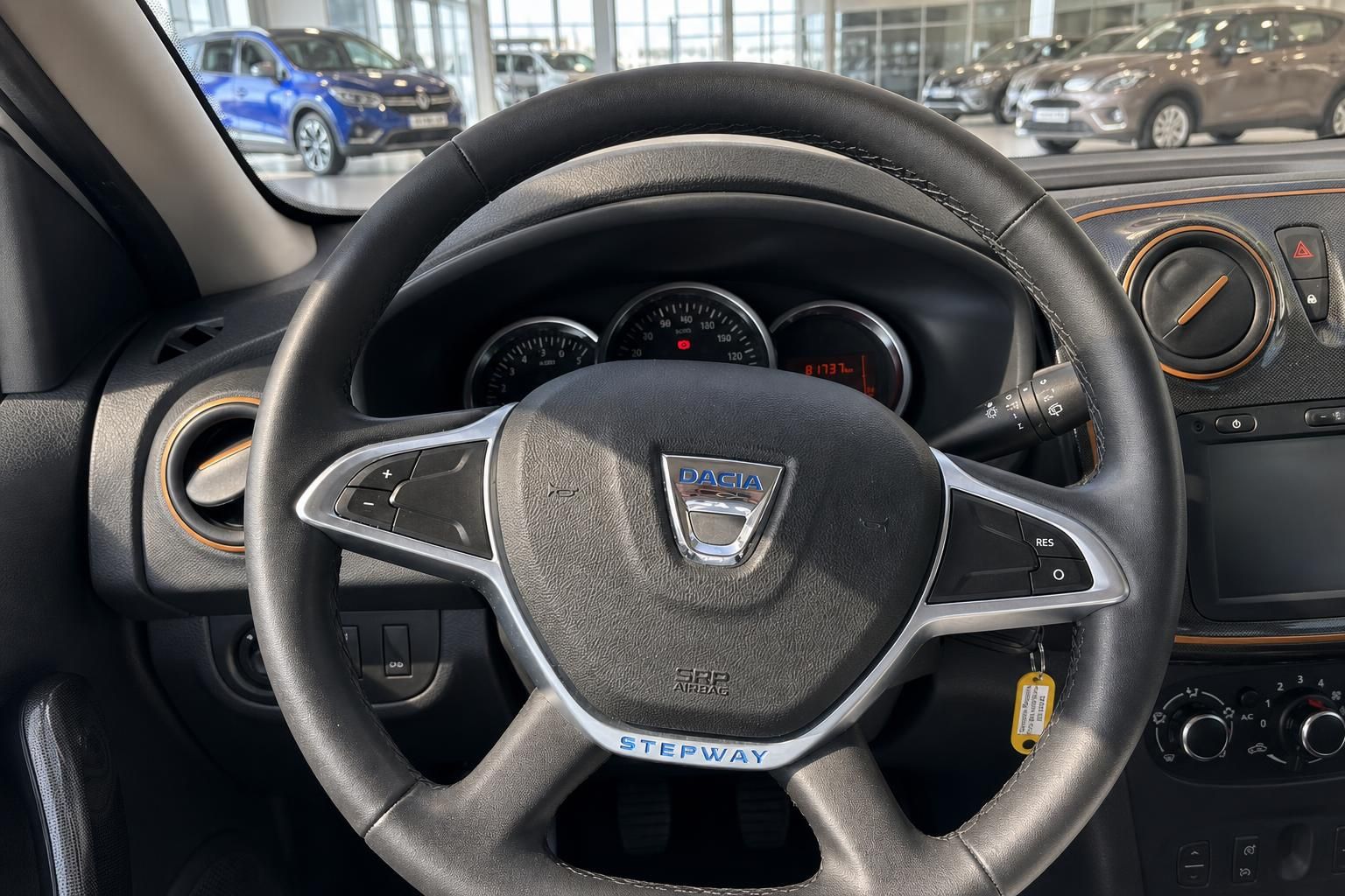 Dacia Innenraum Lenkrad und Armaturenbrett mit orangen Akzenten