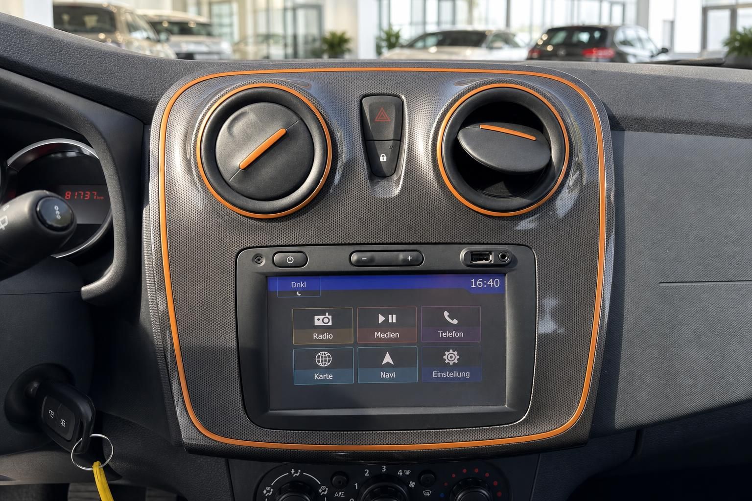 Dacia Mittelkonsole mit Touchscreen-Infotainment und orangen Designelementen