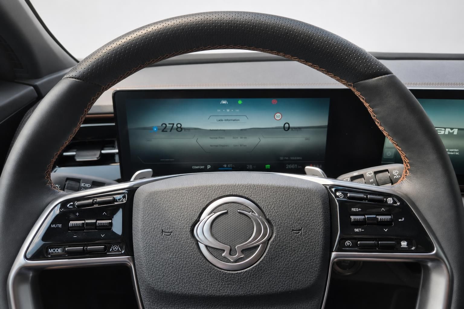 Lenkrad und digitales Cockpit im KGM Torres EVX Interieur