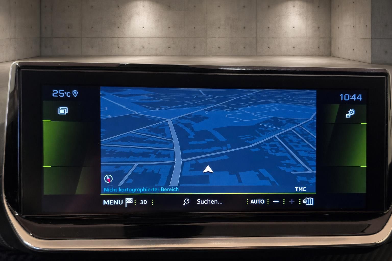 Navigationssystem mit Kartenansicht im Infotainment-Display des Fahrzeugs