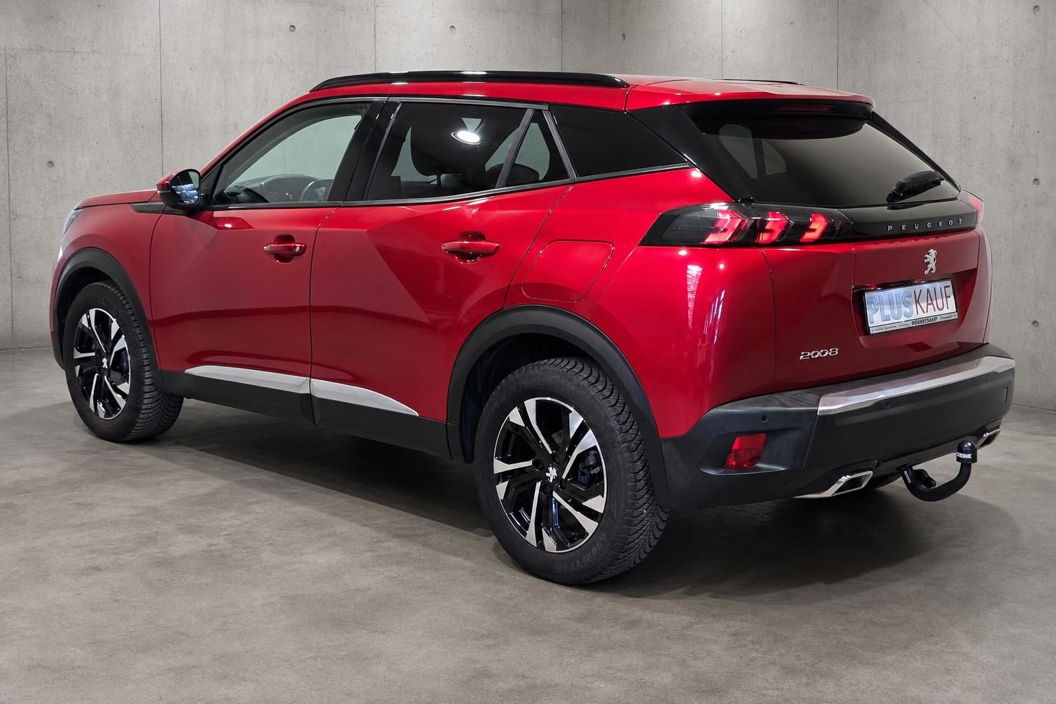 Peugeot 2008 rot Heckansicht seitlich mit Anhängerkupplung