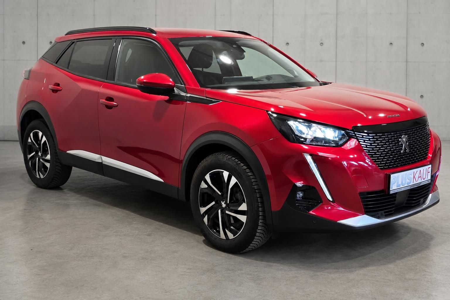 Peugeot 2008 rot Frontansicht seitlich mit LED-Scheinwerfern