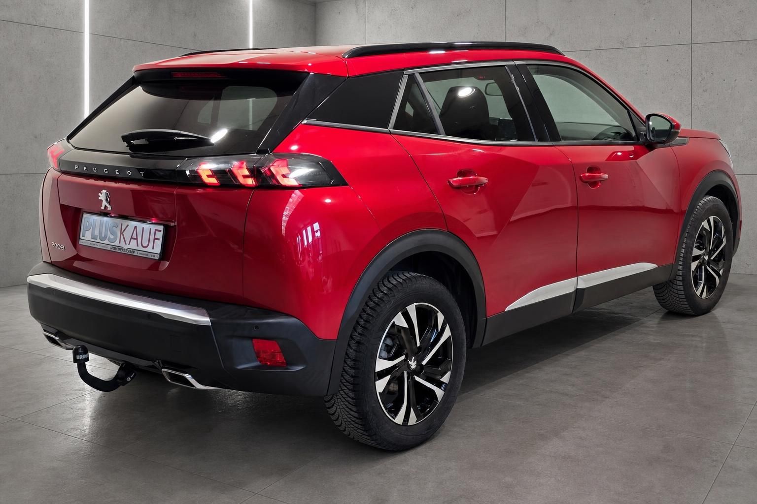 Peugeot 2008 rot Heckansicht mit Leichtmetallfelgen und Rücklichtern