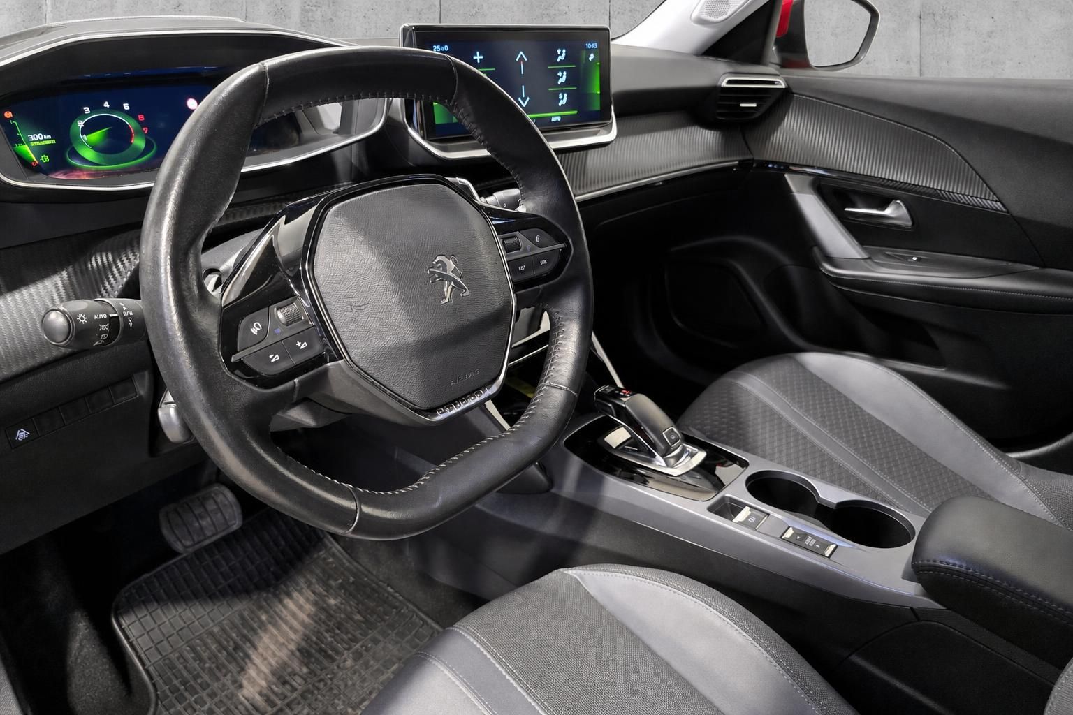 Peugeot 2008 Innenraum mit Lenkrad und digitalem Cockpit
