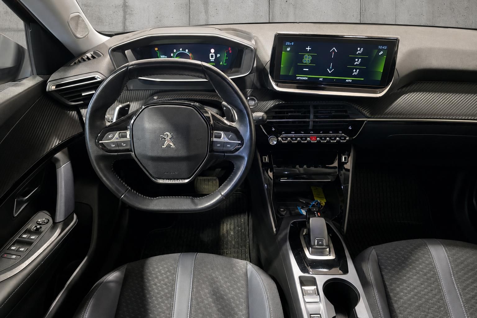 Peugeot Cockpit mit Lenkrad, Display und Mittelkonsole im Detail