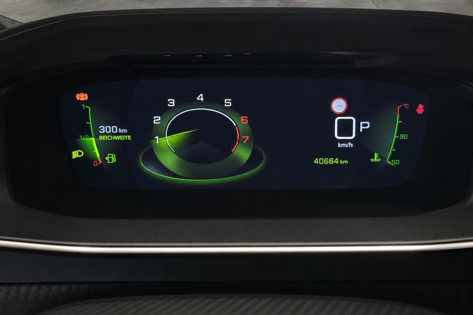 Digitales Kombiinstrument mit Tacho und Reichweitenanzeige im Fahrzeug