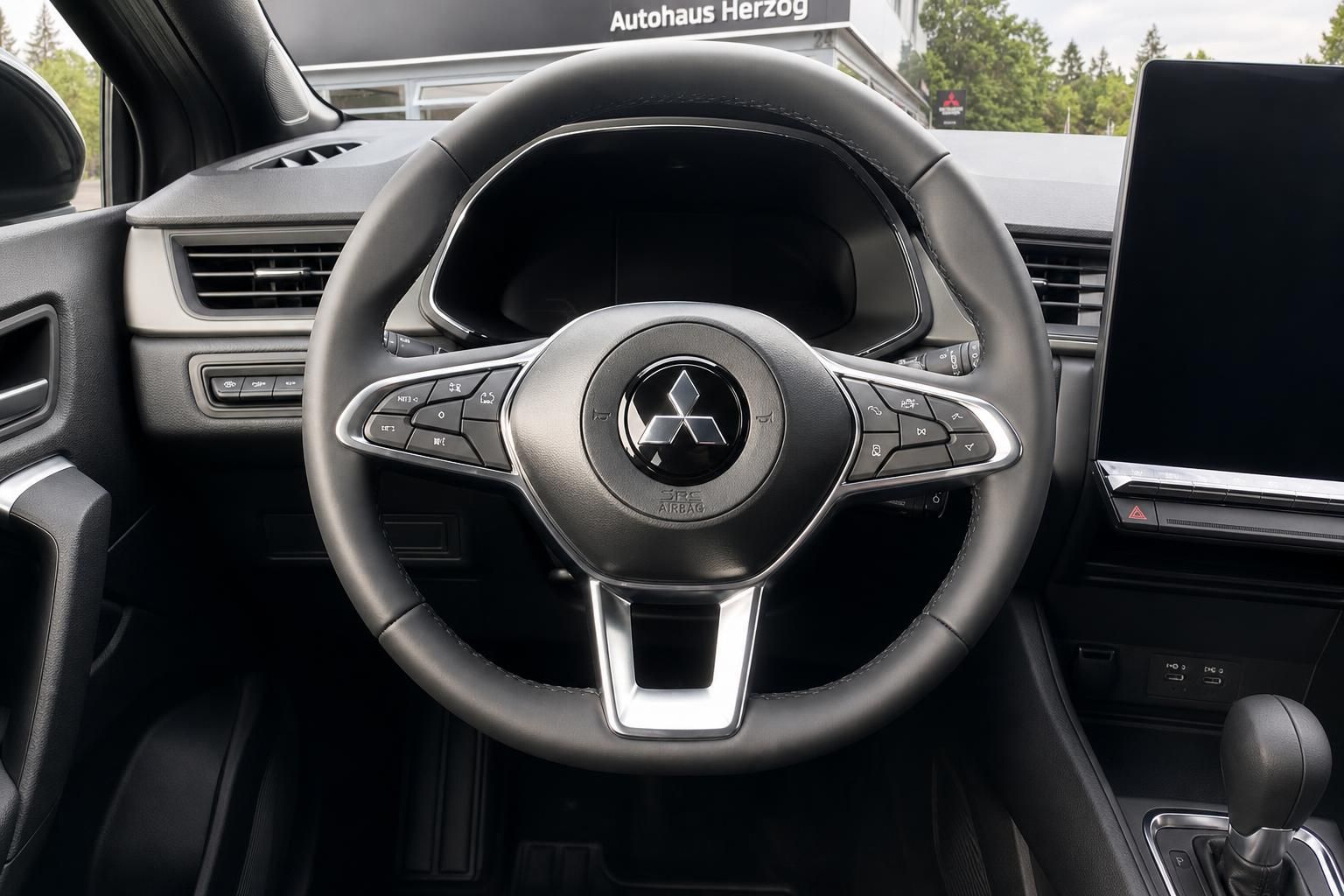 Mitsubishi Lenkrad mit Airbag und Bedienungselementen - Innenraumdetail vom Fahrzeug