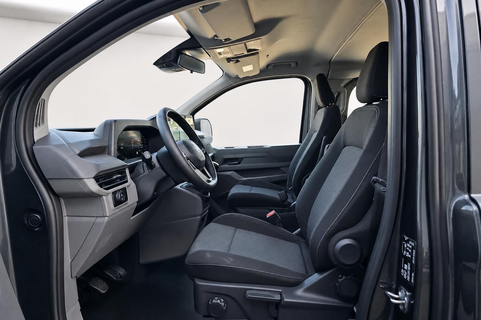 VW Nutzfahrzeug Innenraum mit Vordersitzen und Cockpit