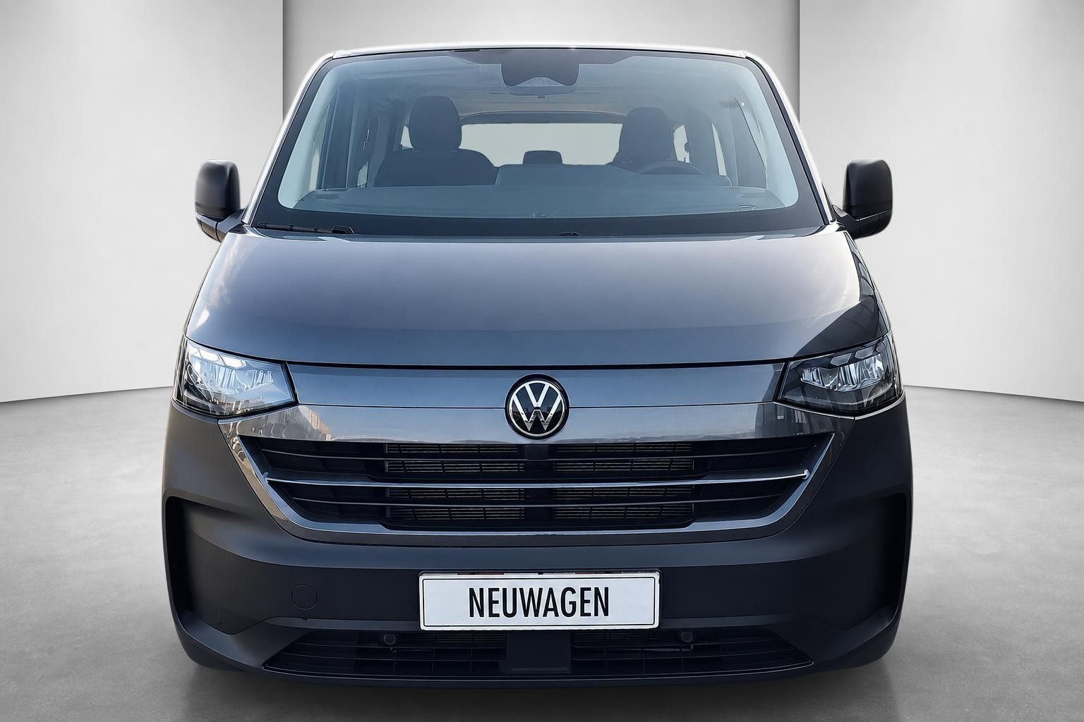VW Bus Neuwagen Frontansicht in grau, moderner Van im Studio
