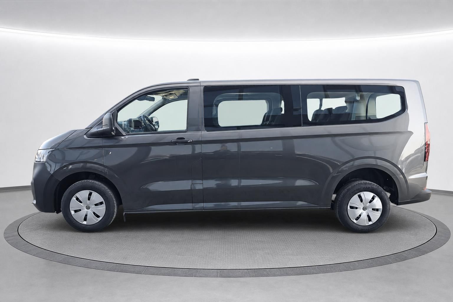 VW Van in grau, Seitenansicht auf Drehteller im Showroom