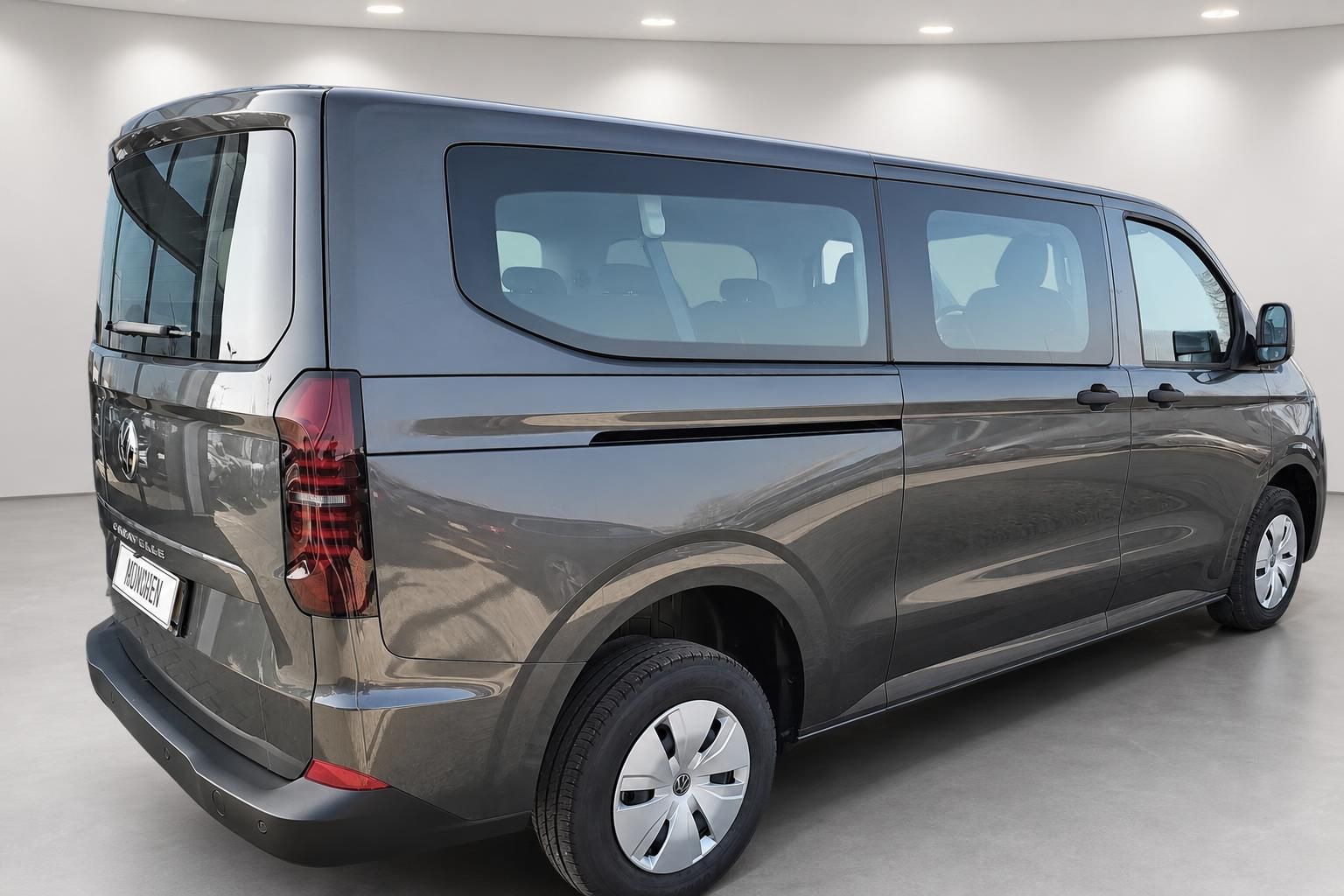 VW Caravelle grau metallic Heckansicht seitlich im Autohaus