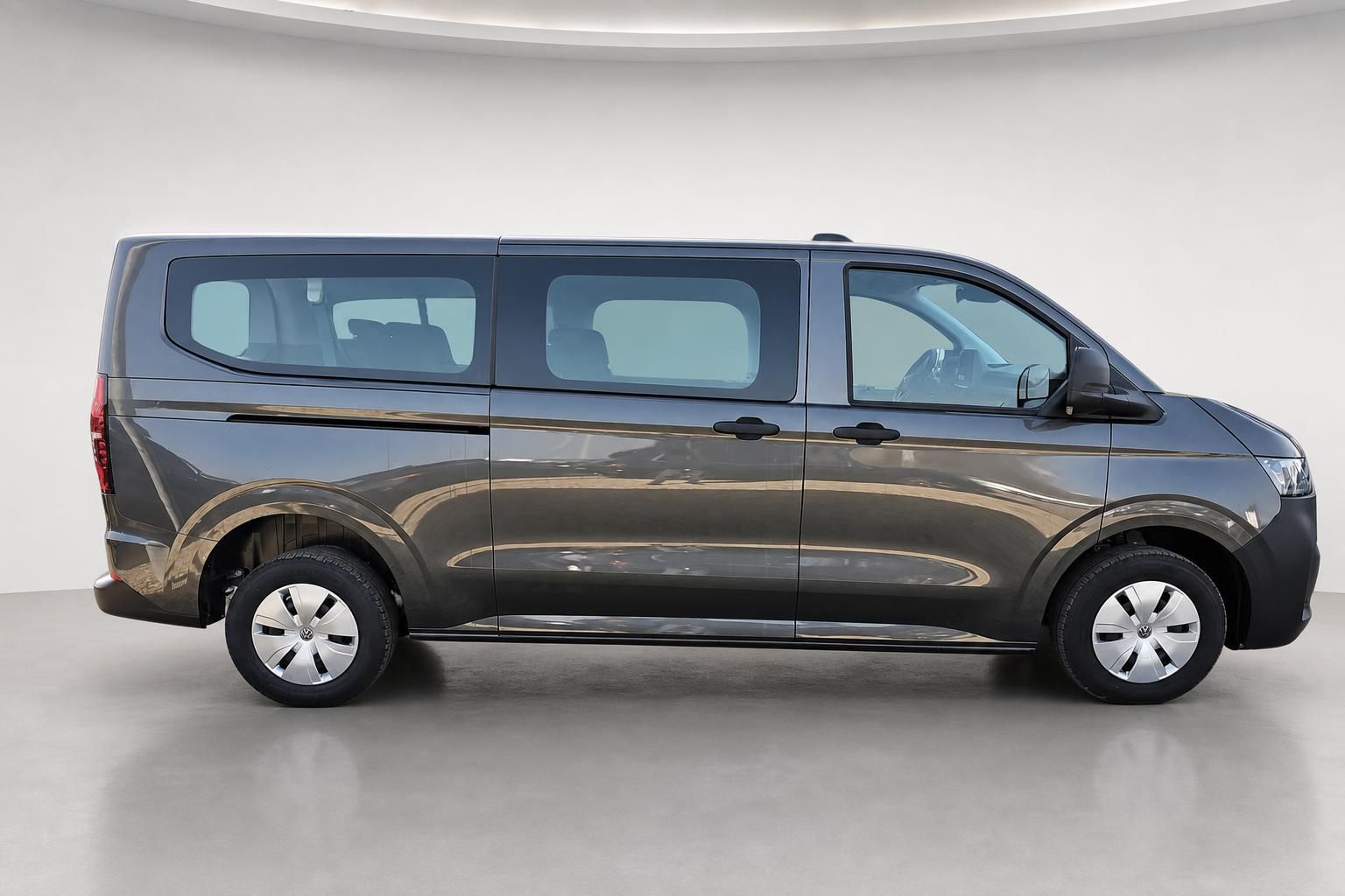 VW Caravelle grau metallic Seitenansicht Van im Showroom