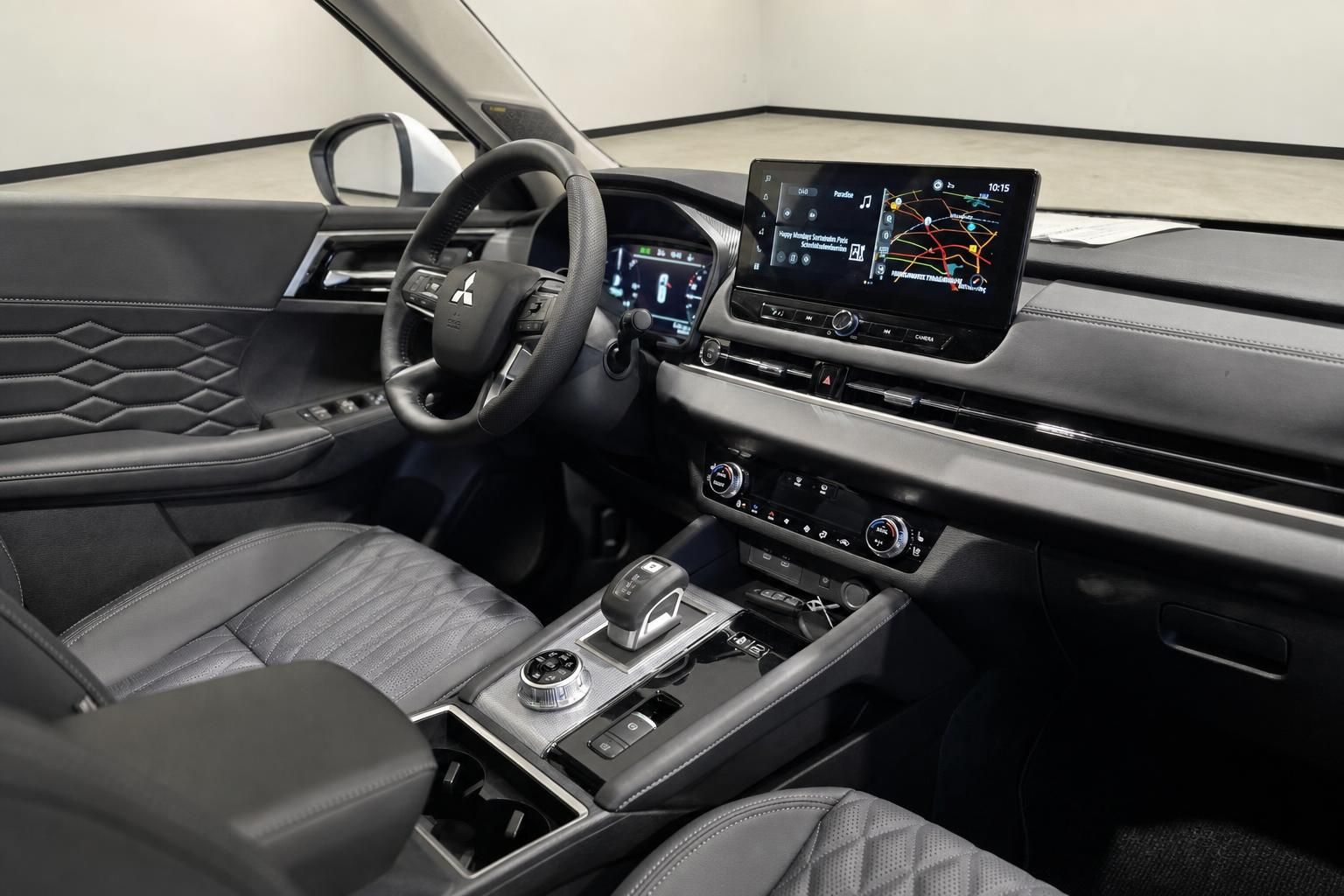 Mitsubishi Cockpit mit Lenkrad und Touchscreen Navigation