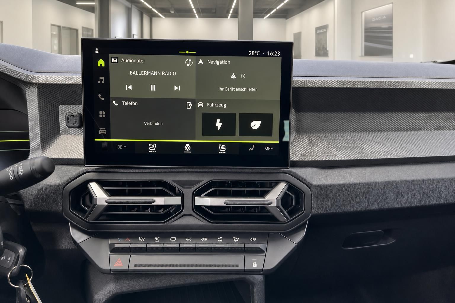 Fahrzeug-Infotainment-System mit Touchscreen und Bedienungsmenü für Audio und Navigation