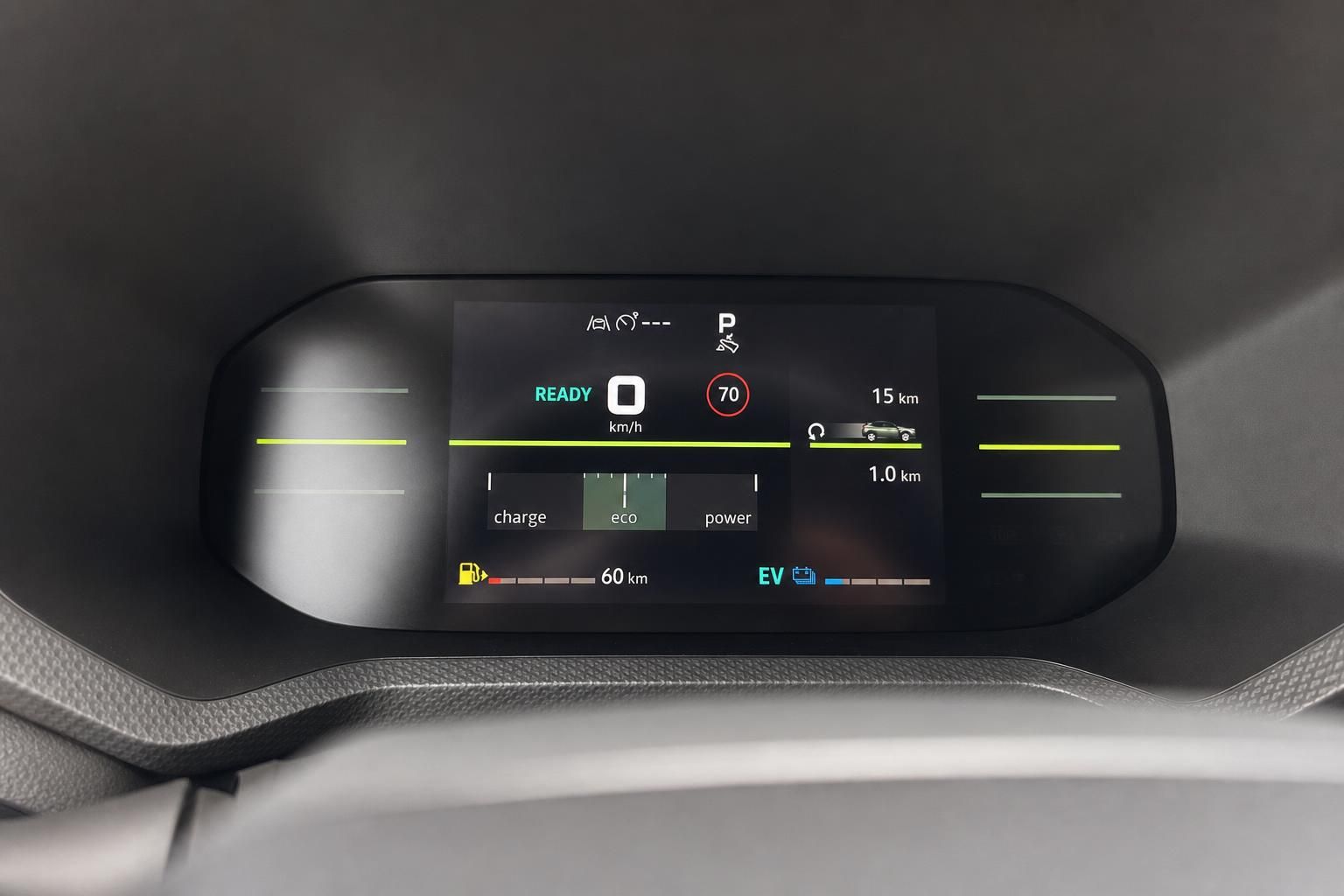 Digitales Cockpit-Display eines Elektrofahrzeugs mit Ladestatus und Fahrmodus-Anzeige