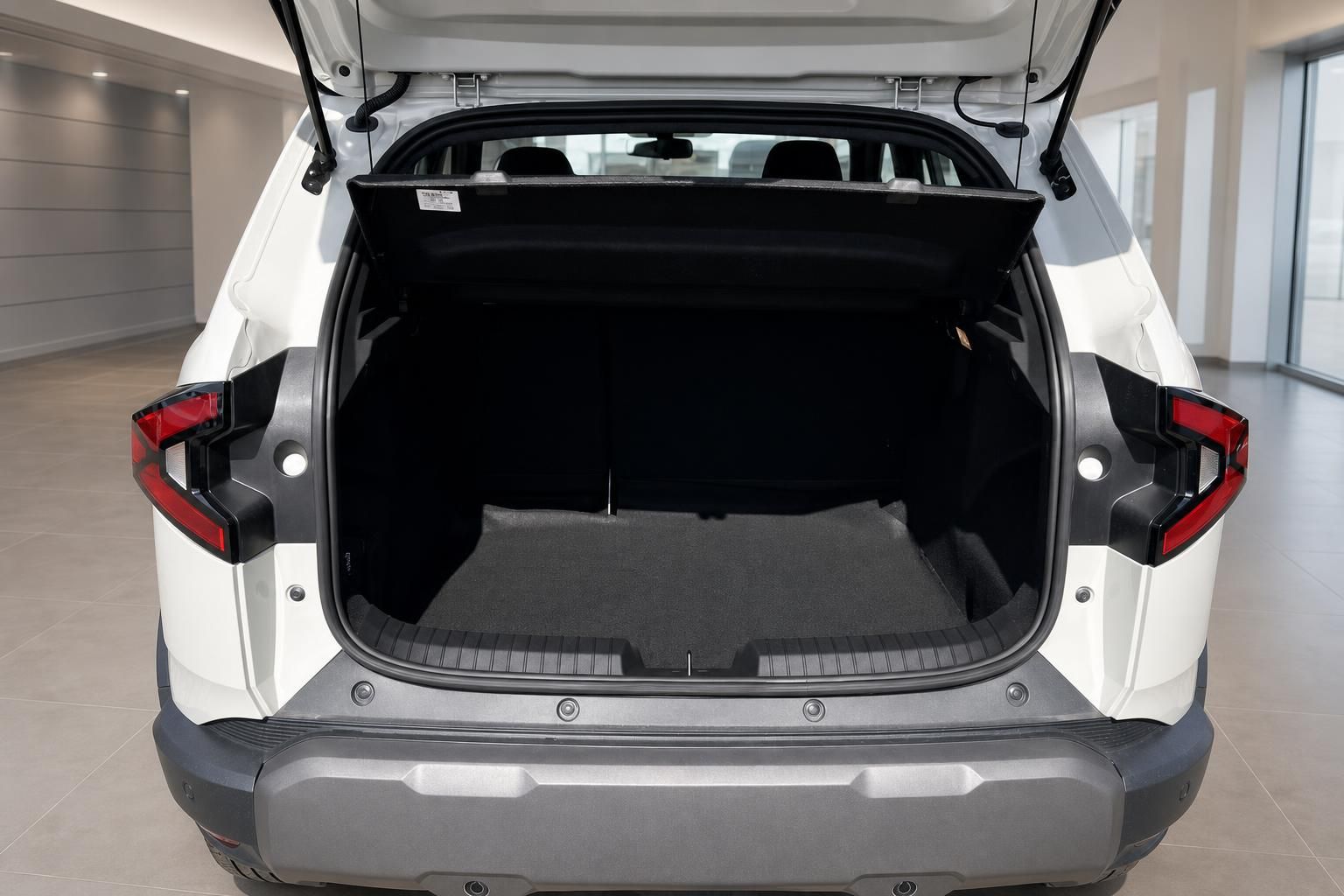 Geöffneter Kofferraum eines weißen SUV mit schwarzer Innenverkleidung im Autohaus