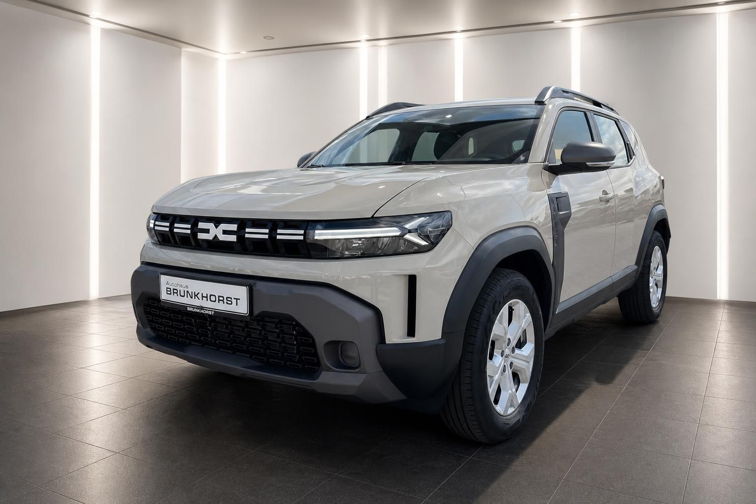 Dacia Duster SUV in silber-grau von schräg vorne im Autohaus-Showroom