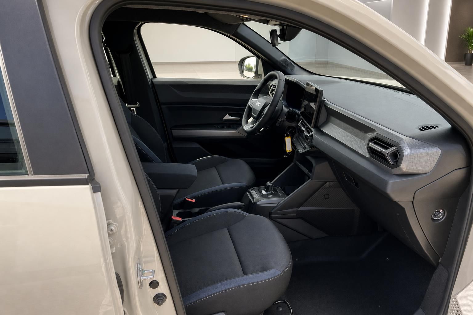 Fahrzeuginnenraum mit dunklen Sitzen und modernem Cockpit - Beifahrerperspektive