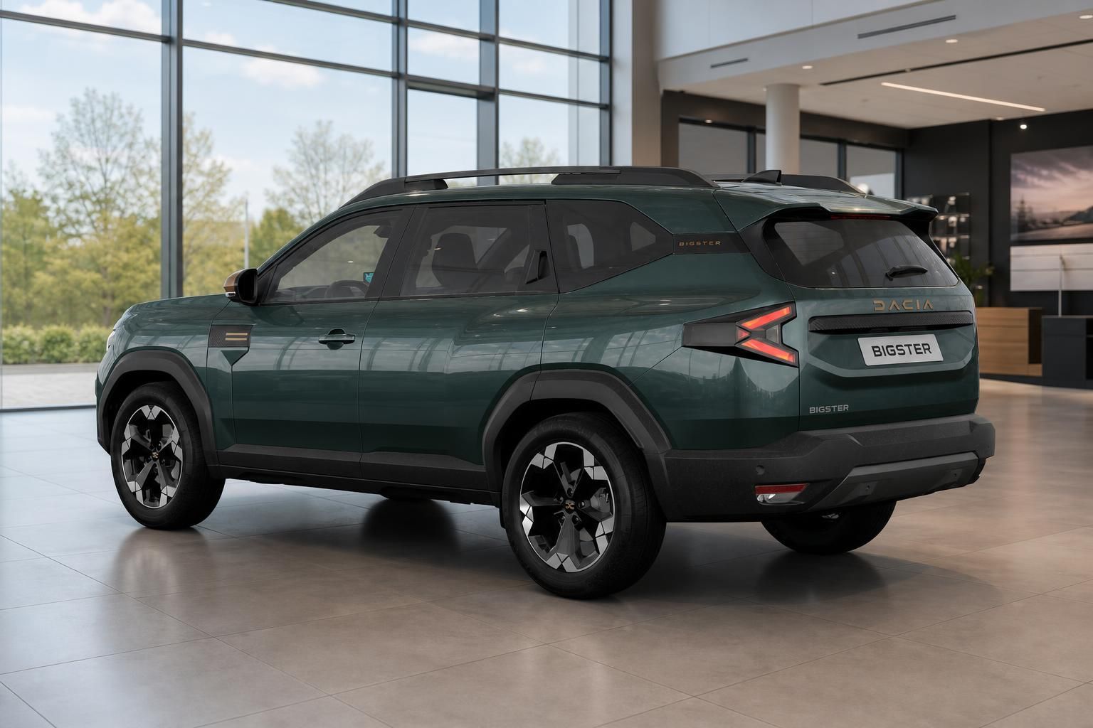 Dacia Bigster Heckansicht Gruen mit Dachreling im Showroom