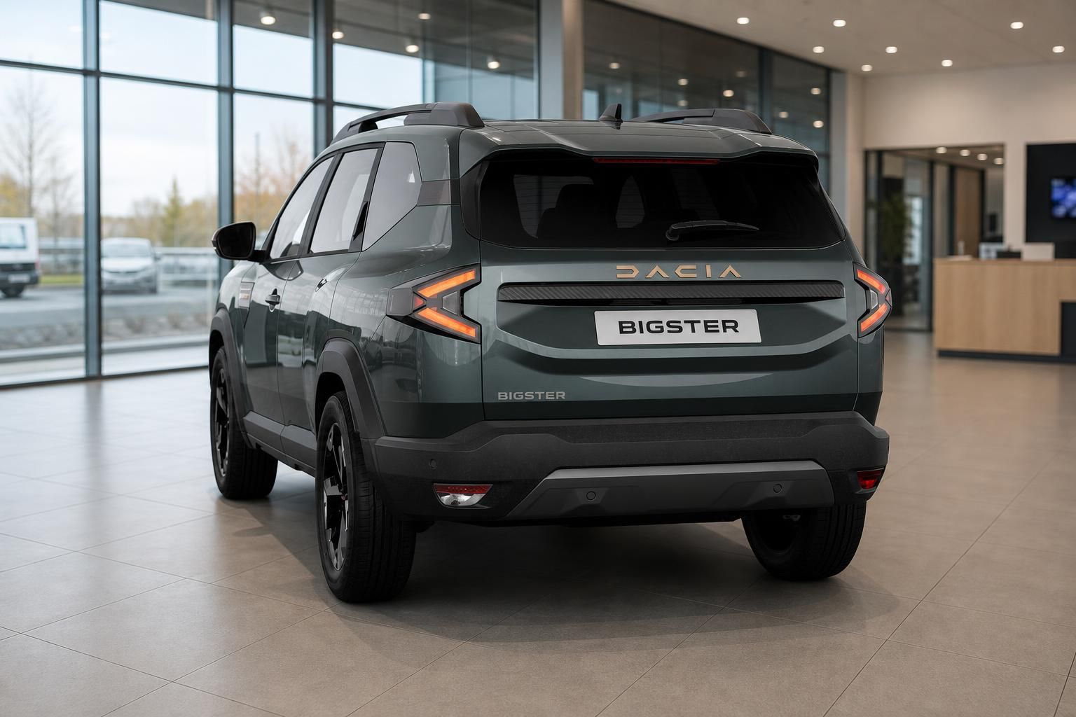 Dacia Bigster SUV in Grün, Heckansicht im Autohaus-Showroom